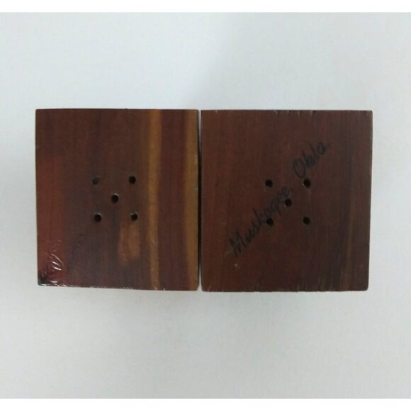 Vintage Ma & Pa Outhouse Wooden Salt & Pepper Shakers - Picture 5 of 6